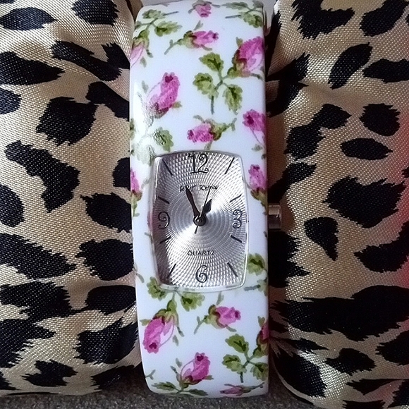 Vintage! BETSEY JOHNSON Resin Pink Rose Print Hinged Bangle Watch. New Battery!